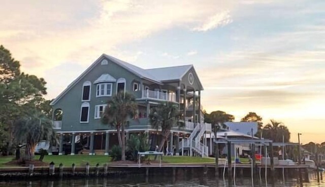Chateau on Colony Cove