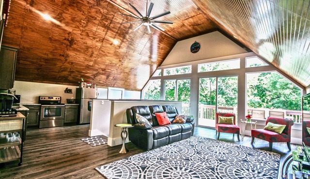 Chateau on Monroe: 5-Star Oasis Sleeps 12 – Unique Nashville Stay Near Downtown