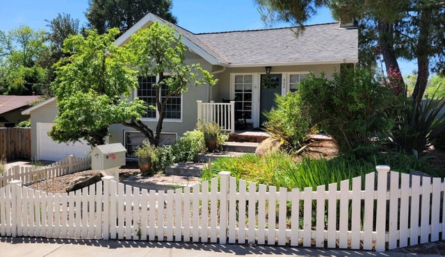Chateau Paso-Perfect Downtown Location! Easy Walk to Everything!