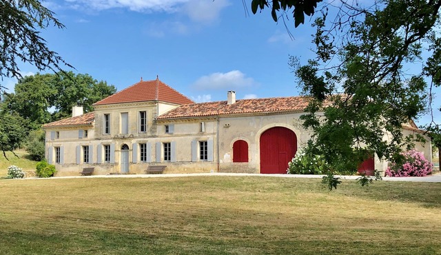 Château Petit Luc, beautifully renovated family wine estate with swimming pool