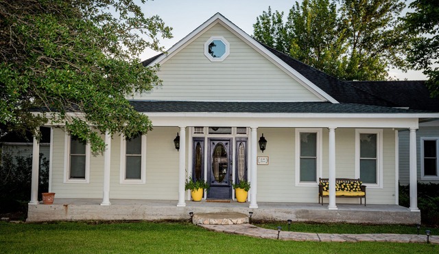 Chateau Relaxo - Farmhouse on 19 acres, Pool + pool house + Games, Sleeps 20