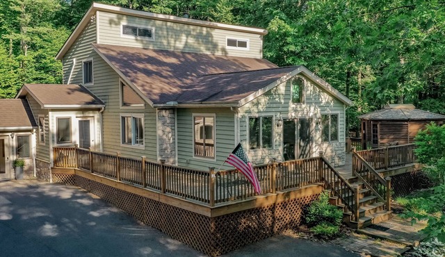 Chateau Relaxo | Lake Access & Hot Tub + Large Yard