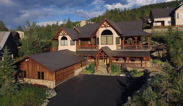 Chateau Renard/Stunning 5 Bedroom Home with Great Views/Walk to Ski Access.