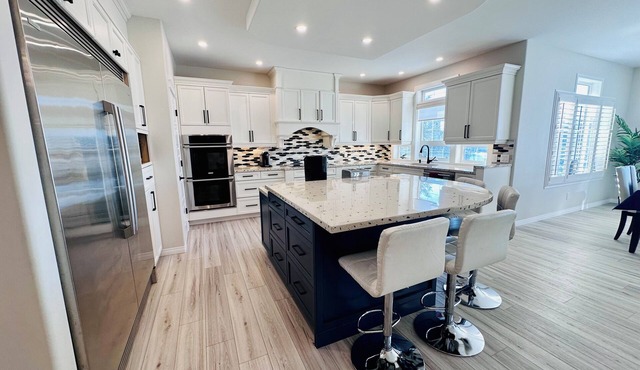 Chateau Sage Creek on the Lake, Hot Tub, Pool, Breathtaking sunsets, Nature path