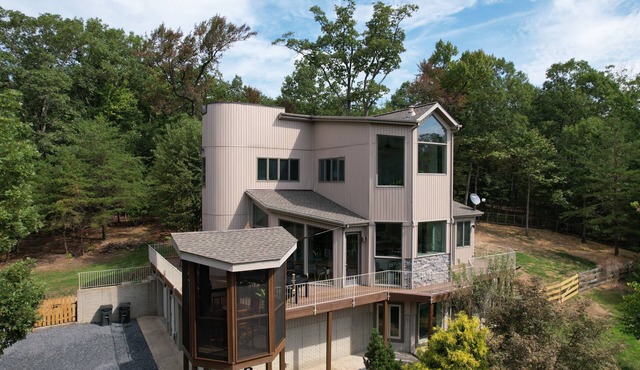 Chateau Solace: Luxury Glass Villa w/Hot Tub, Sauna, Gym & 10 Acres