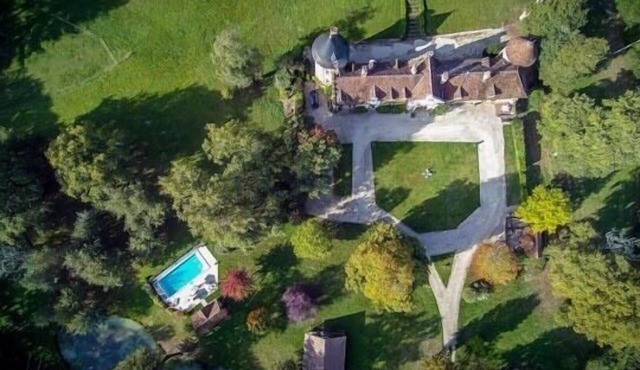 Chateau solognot XV eme siècle tout confort avec piscine et tennis.