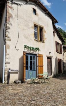 Chateau-une - a Beautiful historic medieval holiday rental.