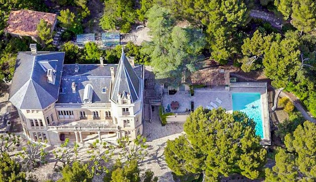Chateau Vaucluse - Eight Bedroom Castle, Sleeps 12