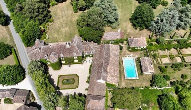 Château with a Large Pool and magnificient park. Château & independent house.