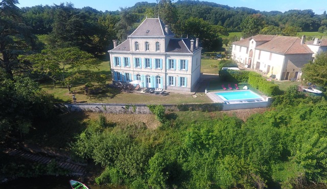 Château with infinity pool on the Dordogne river