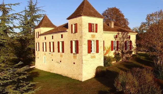 Château with spectacular view, en-suites, Pool, Tennis, Grand Piano, BBQ, WiFi