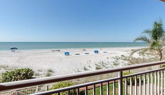 Chateaux Beachfront Condo.Only Steps To The Water!