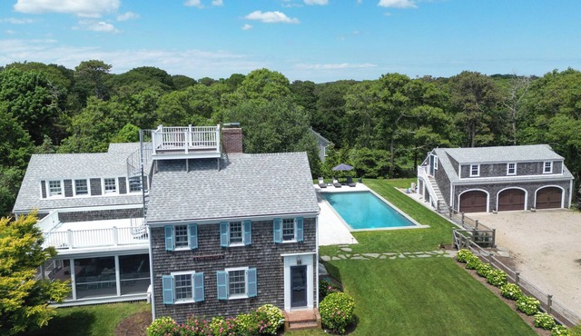 Chatham Estate. Heated Pool, Sleeps 16+, AC, walk to beach! 1.3 mi from town.n