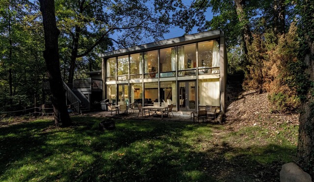 Chatham House: Indy Retro Retreat - spacious 5-bedroom house with backyard