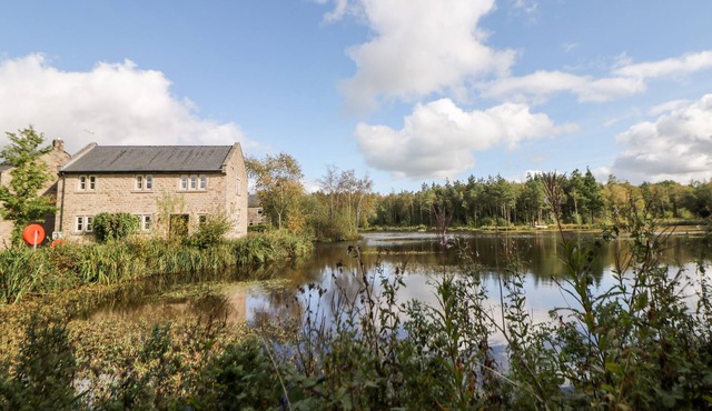 CHATSWORTH, family friendly, character holiday cottage in Two Dales