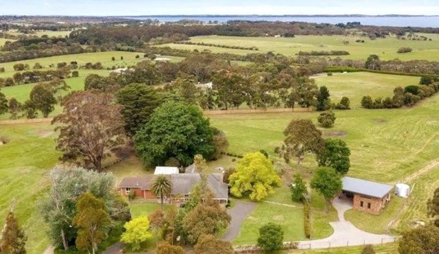 Chatsworth House and Cottage by Ready Set Stay