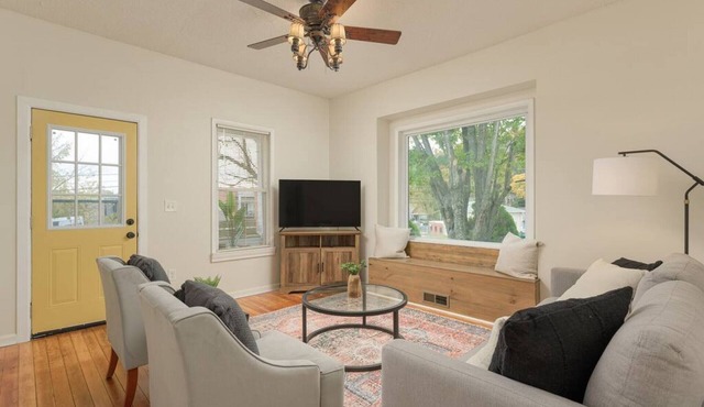 Chatt Blue Bungalow - Pet Friendly, Mins to Downtown!