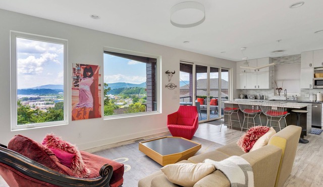 Chatt Pulse:Spacious, Chic Chattanooga Retreat