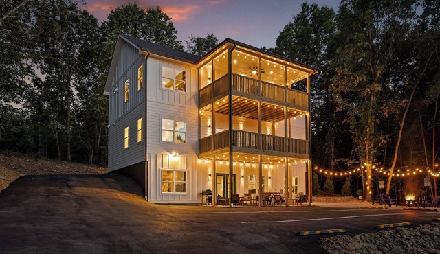 Chatt Vistas-6bdr 6ba-3 Story-Theater-HotTub-Sleeps 15+