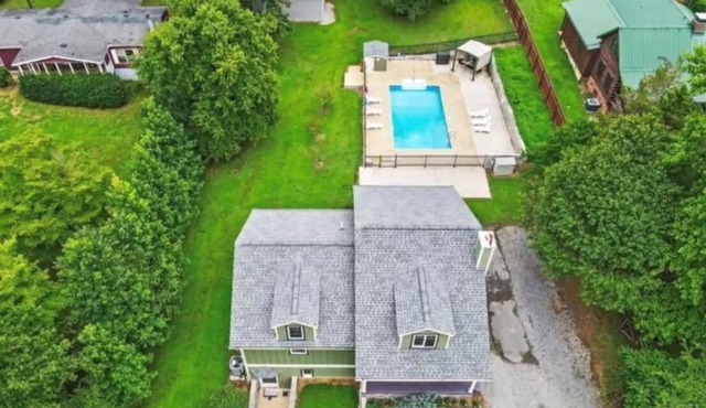 Chattanooga Country Home + Large Pool + Firepit + Ping Pong Table + WiFi+SmartTV