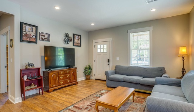 Chattanooga Getaway w/ Porch - 2 Mi to Downtown!