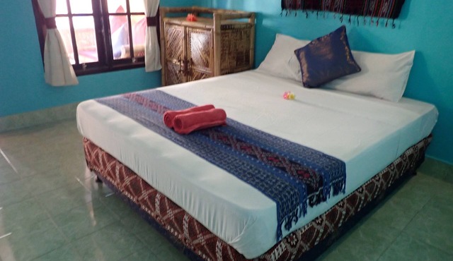 Cheap and Cheerful Queen room for budget travelers