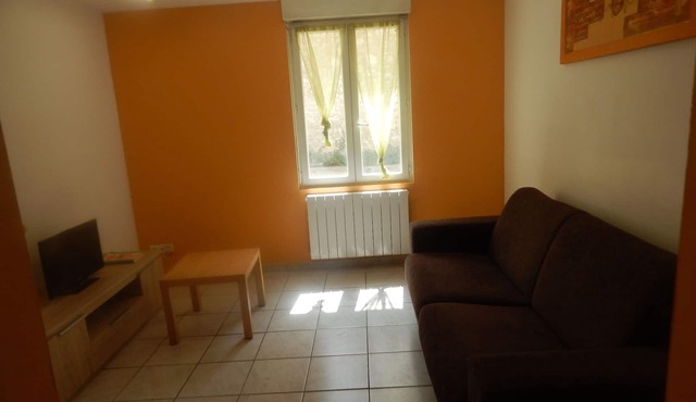 Cheap apartment with terrace 15 minutes from the sea