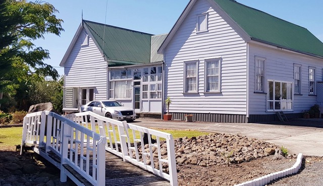 Cheap & Cheerful 1-2 Bdr roomy Guest-Wing at the 150-yr-old Aratapu School House