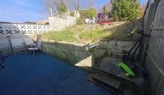 Cheap n' Cheerful Town House with view of Horses.