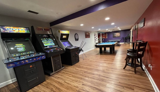 CHEAP WEEKDAYS! ARCADE, POOL TBL, PING PONG, HOT TUB, DECK! ACCESS TO POOLS!