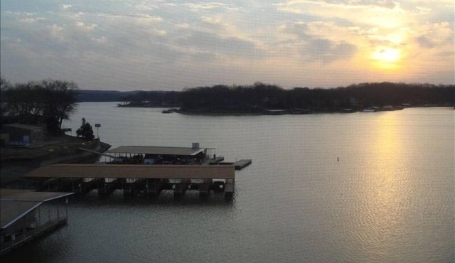 Check Our Reviews! Luxurious Waterfront Penthouse, 11mm views, Pool, Elevator,