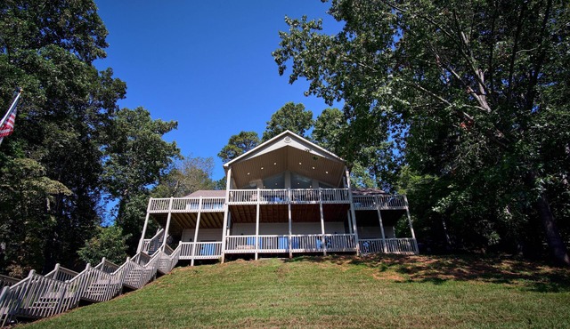 Checkout this beautiful lakefront home on Norris Lake! Open Christmas/New Years!