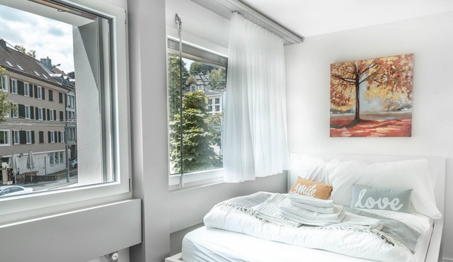 ★ cheer 1 BR-Apt with Netflix "funky yellow"★