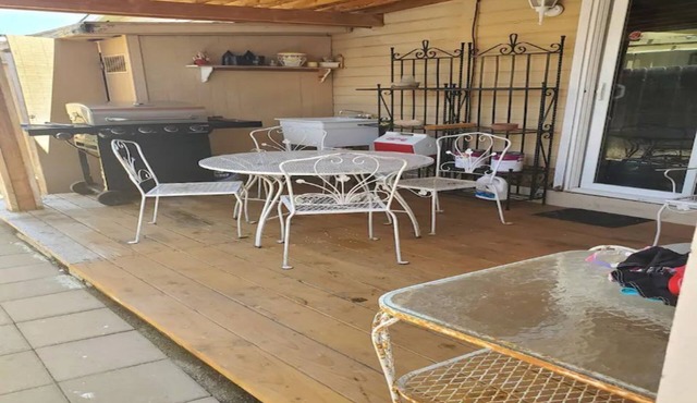 Cheerful,1 bd home + pool, SCUBA equip, walk to beach