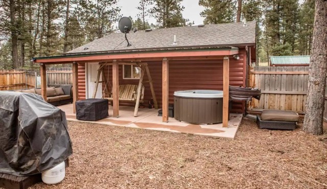 Cheerful 1-bedroom cabin with hot tub
