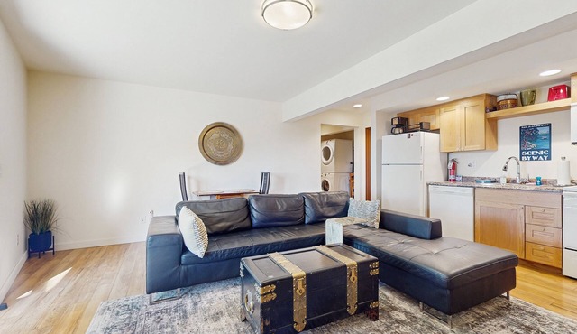 Cheerful 1-Bedroom Getaway on Orcas Island — Forest Retreat with Sound Views