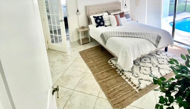 Cheerful 1 bedroom guest suite with pool and yard