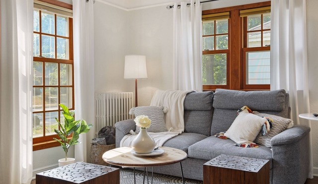 Cheerful 1 Bedroom Duplex. Sleeps 4. Spacious!