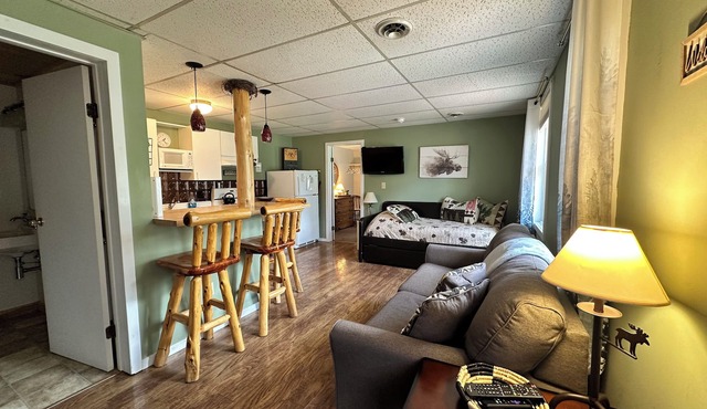 Cheerful 1-Bedroom with king size bed. Close to everything!