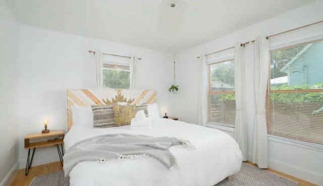 Cheerful 2-BDRM/2.5 Bathroom Home Near DWTN & UF