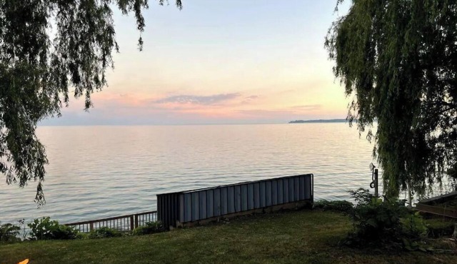 Cheerful 2-bedroom Waterfront Cottage