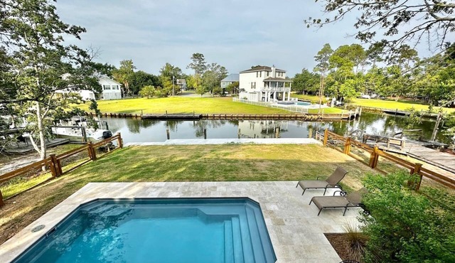 Cheerful 2-Bedroom Home on the Water with a Pool