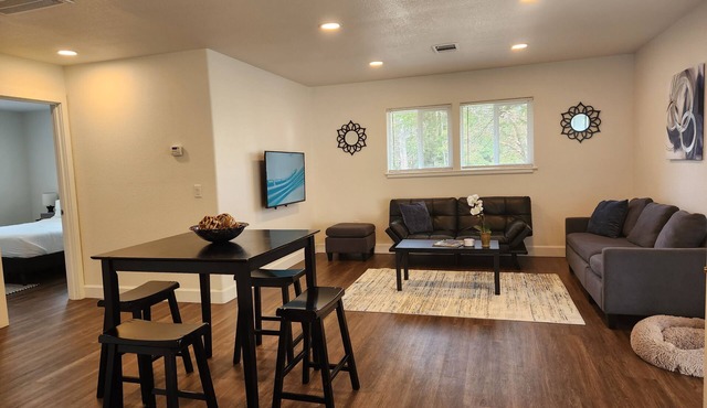 Cheerful 2-bedroom cottage with patio