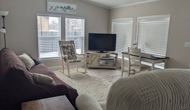 Cheerful 2 bedroom 2 bath home in Sheridan.