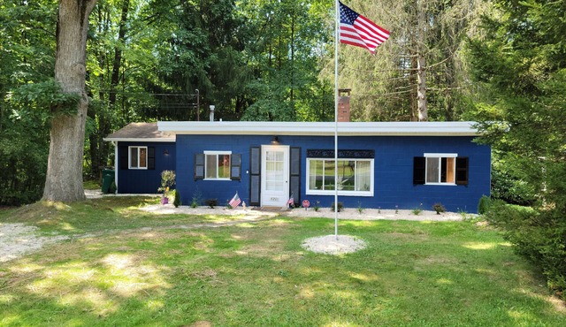 Cheerful 2 Bedroom Cottage with Hot Tub near Lake