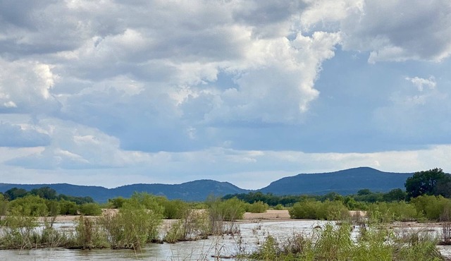 Cheerful 2 Bedroom cottage on the Llano River- Sleeps 6!