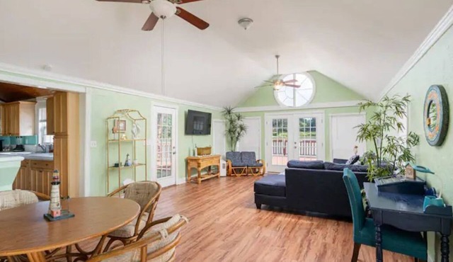 Cheerful 2 Bedroom Cottage with fishing deck!
