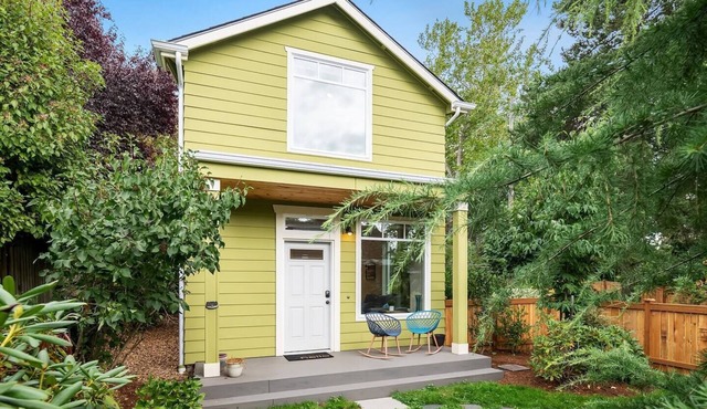 Cheerful 2 bedroom cottage in the heart of Bryant.