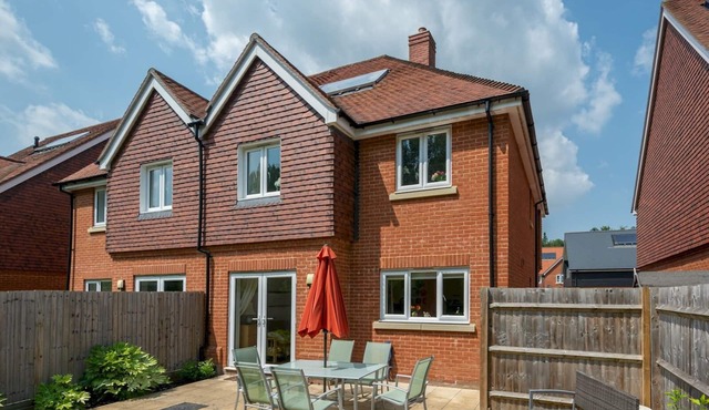 Cheerful 2-Bedroom house with Private parking - Pass the Keys