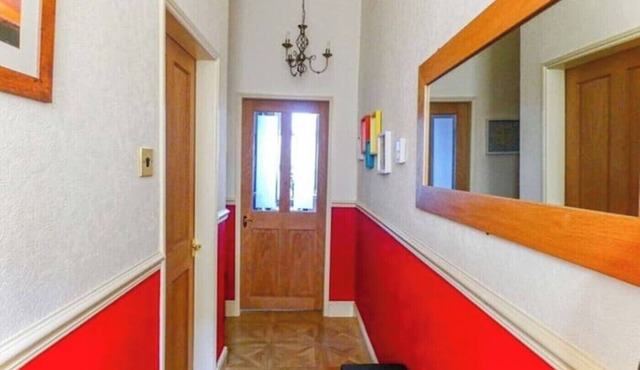 Cheerful 2 bedroom cottage with Indoor Fireplace